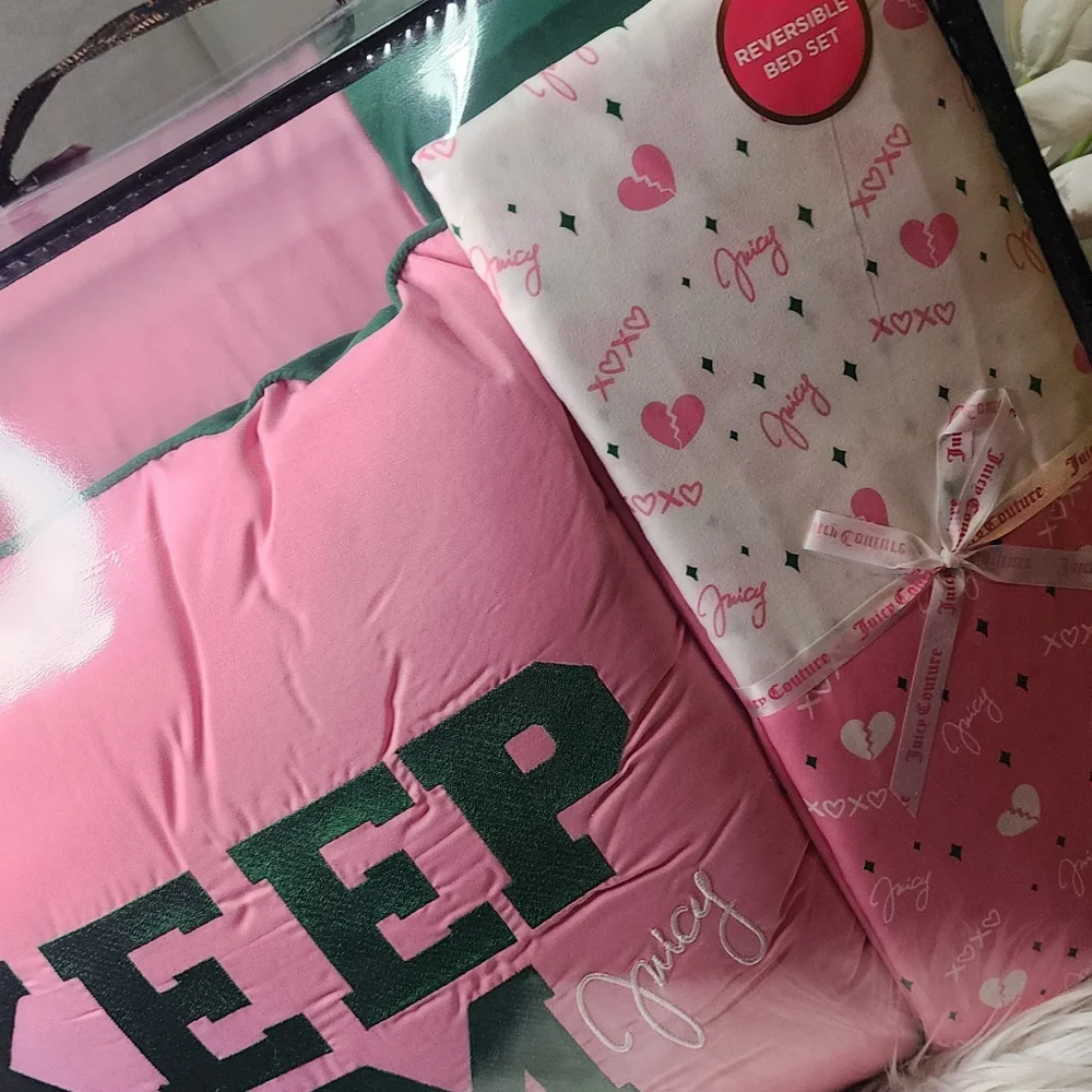 Juicy Coulture 6 PIECE REVERSIBLE BED SET